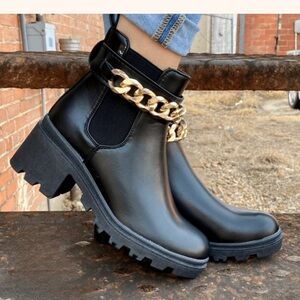 Black Chain Decor Platform Chelsea Boots
